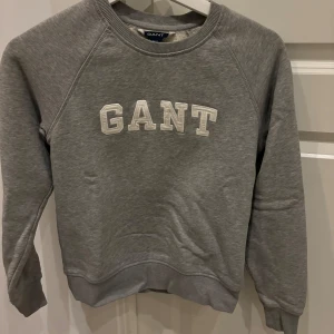 GANT hoodie  - Grå Gant hoodie  Använd få gånger 
