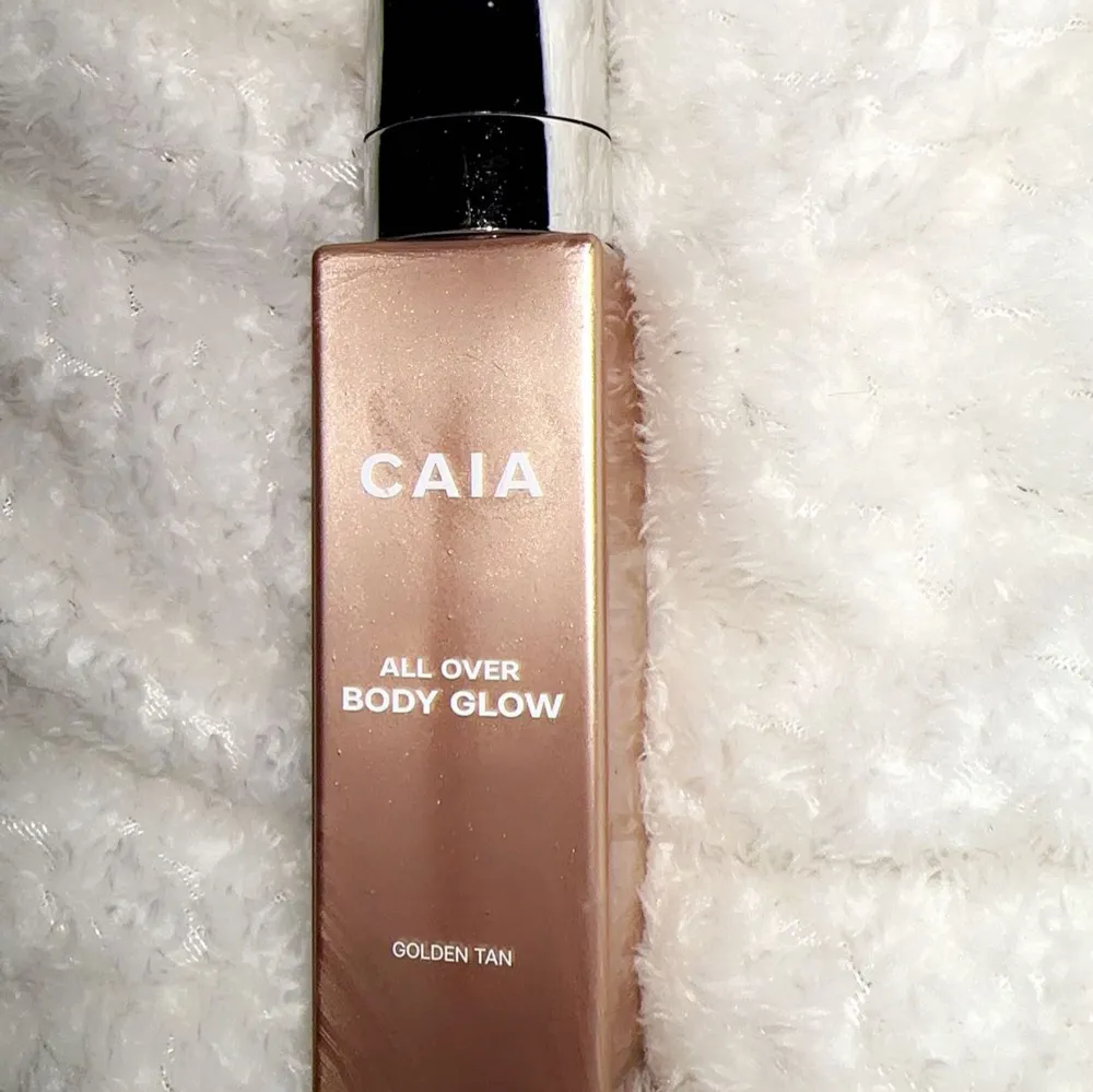 En Caia body Glow i färgen ”Golden tan” Världens finaste färg och ger en superfin Glow & skimmer ✨ 🤎köpt för 495;- Säljer då jag redan har 2 stycken. Helt oöppnad . Skönhet.