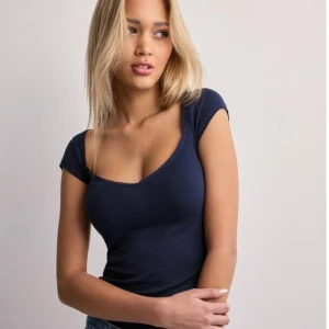 topp, nelly - en knappt använd topp från nelly, nypris 199kr. skriv för fler bilder på tröjan, pris kan diskuteras 💞( inga defekter )