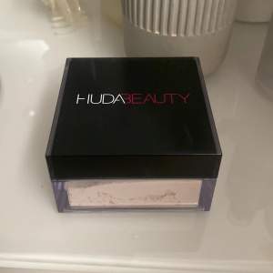 Säljer Huda beauty puder som är använd 1 gång. Färgen pound cake 