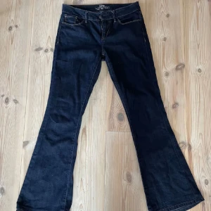 Svarta bootcut jeans - Säljer då jag rråkade köpa i för liten storlek så kan ej skicka bild med dom på då dom inte går över min rumpa, midjemått är 72cm och innerbenslängden 75,5 men dom är uppsydda från förra ägaren så kan sprättas upp till 79 cm 