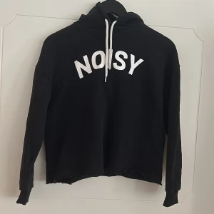 Hoodie - Svart, något kortare, hoodie med tryck. Använd men i bra skick