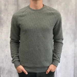 Grå tröja från J.Lindeberg - Säljer en snygg grå tröja från J.Lindeberg i storlek S. . Den är långärmad och har en normal passform. Superbekväm och stilren!