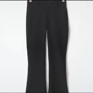 Kostymbyxor - Low waist kostymbyxor från gina tricot. Knappt använda för är för små men har råkat dra upp lite trådar (kolla bild)