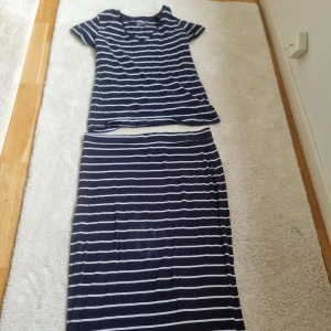 Radigt sätt med kjol och topp - Topparna är st S och från samma märke kjolen är st M från cubus