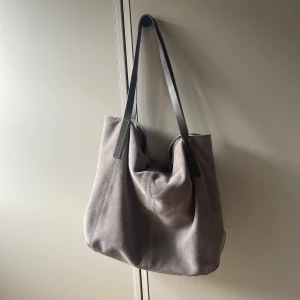 Anna field väska  - En jätte fin grå väska från Anna field som jag köpte innan sommaren. Är i mycket bra skick och passar perfekt som en skolväska. Köpt för 599kr och säljer för 350kr.