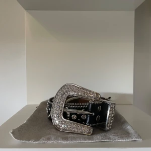 tuttolente - Säljer nu mitt tuttolente i och med att den inte kommer till användning. Fattas tyvärr några rhinestones, men detta syns ej vid användning.