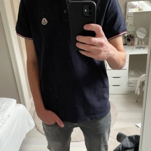 Moncler Piké  - Ruskigt snygg piké från Moncler, absolut toppskick (9/10), inga defekter och kvitto finns. Storleken på pikén är L, modellen på bilden är 180cm lång. Marinblå färg🌊. Priset är inte hugget i sten och hör gärna av er vid minsta fundering. Mvh Axel. 