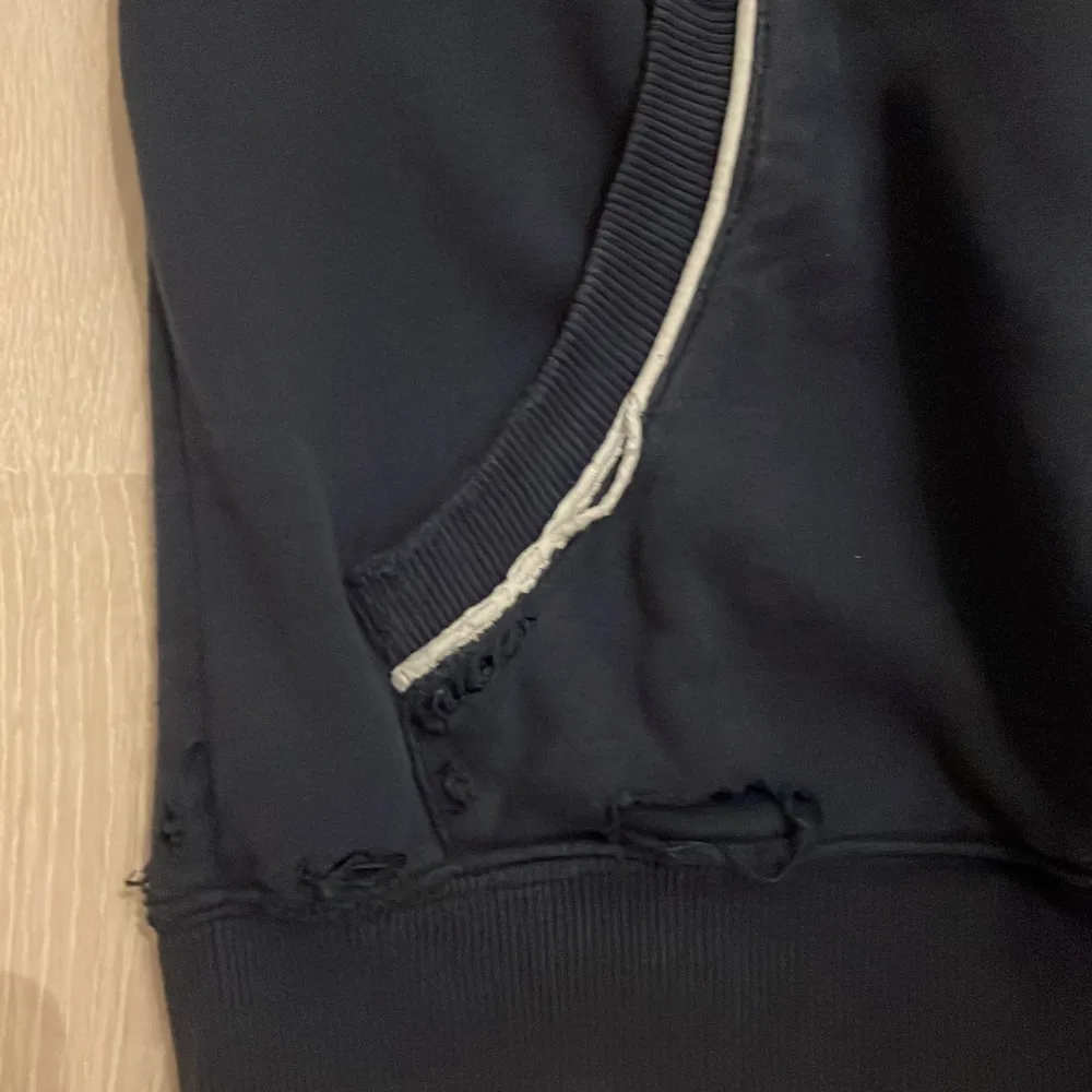  Hoodien har några hål på båda sidorna är i storlek L.. Hoodies.