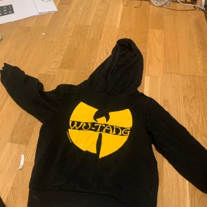 Wu tang clan hoodie!  - Använd ganska många gånger men är ALLDELES för liten.