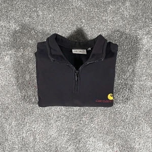 Carhartt Half-zip - Riktigt snygg carhartt half-zip köpt på Kennedies. Den är i riktigt bra skick och har inga defekter.  Nypris: 1300kr