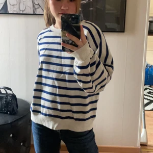 Tröja - Säljer denna asSKÖNA tröja som är fett snygg o passar perfekt till hösten!:)😍