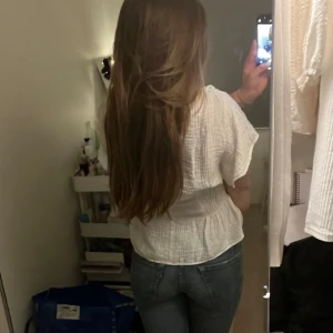 Vit blis - Säljer denna söta blus, endast använd ett fåtal gånger. Säljer pga att den inte kommer till någon användning längre! Inga allvarligare defekter. Skirv gärna för fler bilder!