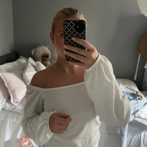 Vit ballongärmad topp - Supersöt vit topp med ballongärmar som går att ha Offshoulder eller vanligt (se sista bilden). 