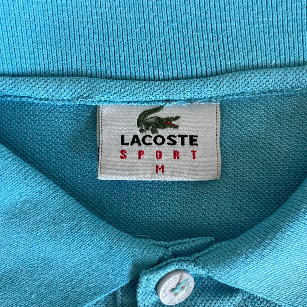 En riktigt fin Lacoste piké i storlek M  . T-shirts.