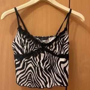 Zebrarandig topp - Bra skick, liten i storleken, kort💗