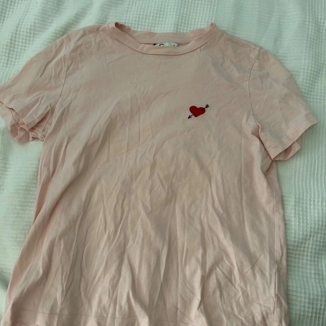 Ljusrosa t-shirt med hjärtdetalj