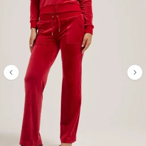 Rött juicy couture set - Säljer mitt röda juicy couture set då jag sällan använder det längre. Det är storlek s i byxorna och xs i tröjan och det är i mycket bra skick. Köpt för 2300 och säljer för 1200 (kan gå ner i pris vid snabb affär) 3 första är LÅNADE BILDER ❗️ 