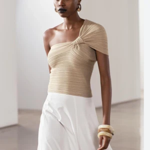 Zara topp - Jätte fin topp från zara! Slutsåld och aldrig använd!❤️‍🔥❤️‍🔥