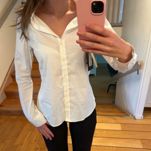 Figursydd skjorta  - Figursydd skjorta som är oanvänd från Stockh LM