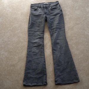 Low waist jeans - Säljer dessa superfina low waist bootcut jeansen pga att de är för korta. Midjemått 36 cm, innerbenslängd 82 cm. Skriv vid frågor!