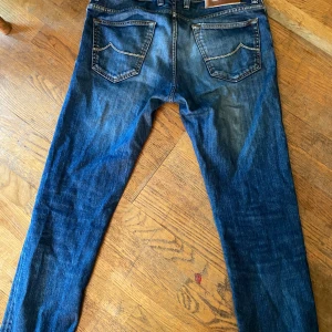 Jacob cohen jeans - Skick 5/10, hål vid knät på båda sidor men går lätt att sy ihop, nypris ca 5000 