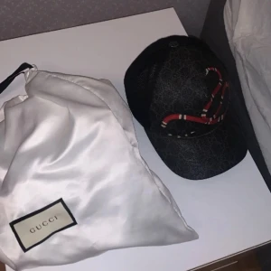 Gucci keps (snake) - Säljer nu min äkta Gucci snake keps, den är i bra skick och är i storlek XS. Kepsen säljs ej längre och är svår att få tag på i nuläget. Den är äkta och har lapparna inuti som bevis. Kvittot är tyvärr inte kvar eftersom köpte den begagnad 