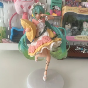 Bootleg miku figur - KÖPAREN STÅR FÖR FRAKTEN! Fick i julklapp förra året och är köpt på aliexpress (tror jag) kommer inte med lådan