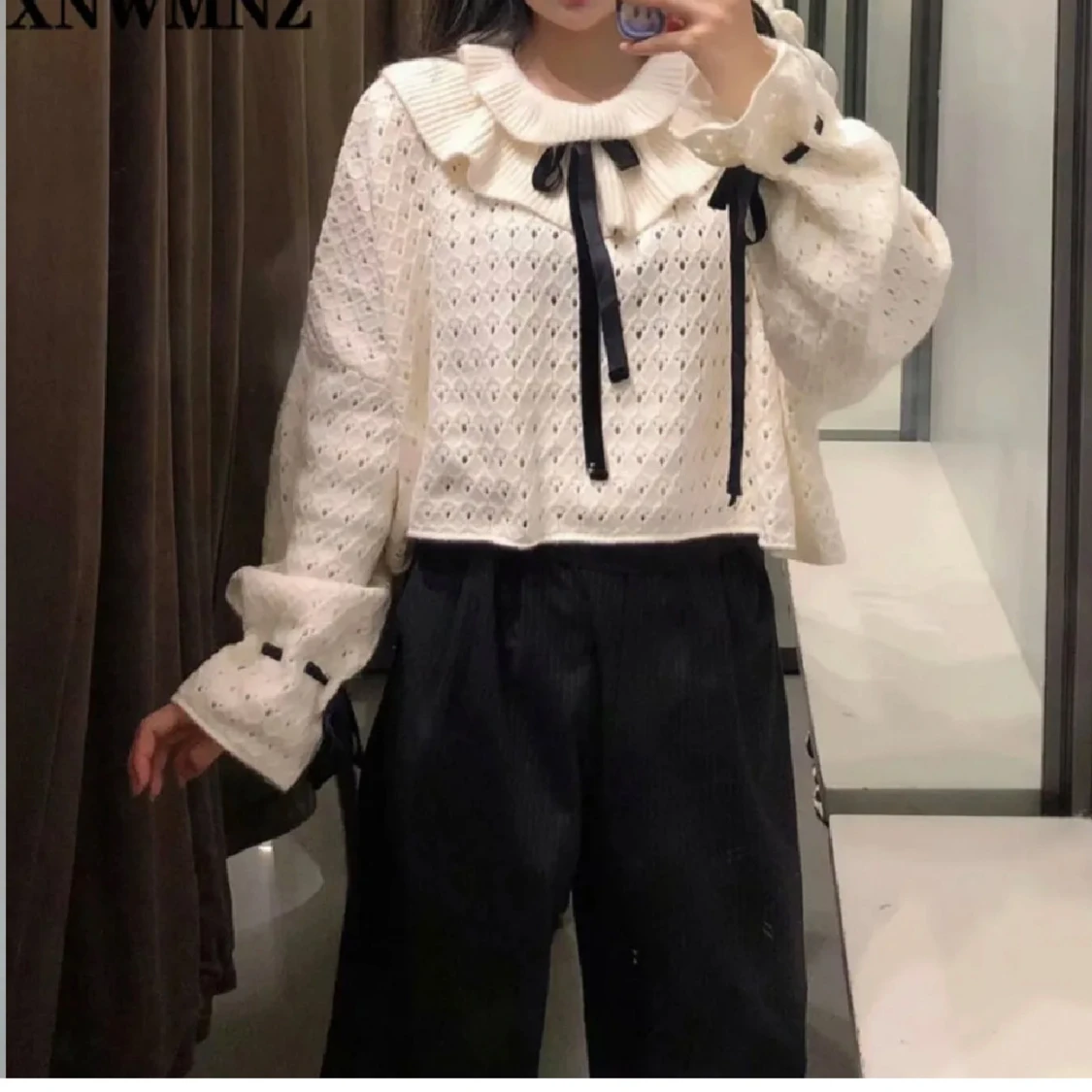 Vit stickad tröja med svarta rosetter - 91