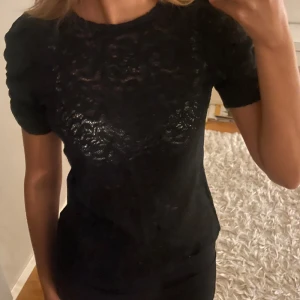 Spetstopp - Superfin och trendig fest topp. I mycket bra skick och knappt använd. Hör av dig vid fråger.🩷