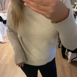 Beige/vit stickad tröja från vero Moda🤍