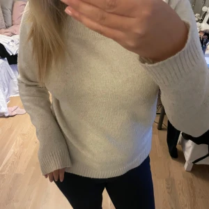 Stickad tröja - Beige/vit stickad tröja från vero Moda🤍