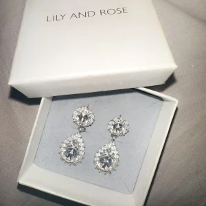 Örhängen  - Örhängen från Lily and rose! Köpta från en smyckes butik för 549:- 💎 Använda en gång på bröllop 🤍