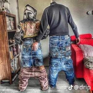 Laddar upp många  True Religion på min vinted!!