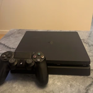 PlayStation 4 - PS4 - Jag säljer min Playstation 4 pågrund av ingen användning. Bra skick och funkar utmärkt. Kontroll ingår. 