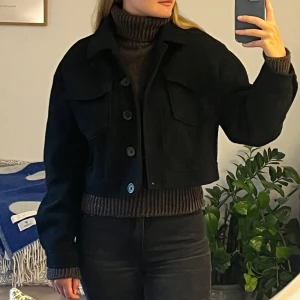 Höstjacka från NA-KD - Kortare svart jacka från NA-KD. Perfekt till tidig höst! 🍂 Lite lite nopprig men annars fint skick, sparsamt använd. Nypris 599kr.