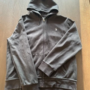 Ralph Lauren Zip Hoodie - Mörkblå zip hoodie från Ralph lauren, strl XL. Passar även L skulle jag säga😁. Lite nopprigt en del på bröstet men går lätt att fixa för dig!  Hör av dig vid frågor😁!!