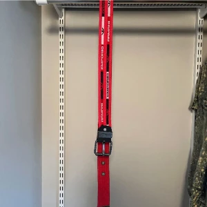 Emporio Armani bälte - Rött Emporio Armani bälte.  Hela bältet är ungefär 128cm långt. Bältet har jag fått av en kompis men säljer då den är för stor för mig. Finns även ett extra hål på bältet, skriv för bild!