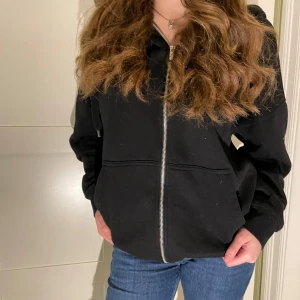 Svart zipup hoodie  - Stor mysig tröja, endast använd två gånger💗