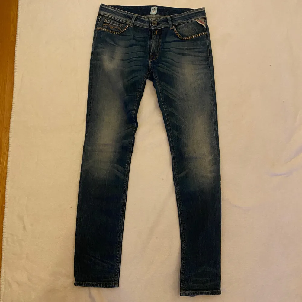 Replay jeans i nyskick i storlek 31/30 - slim passform - nypris: 999kr, vårt pris: 229kr STEAL 🚨. Jeans & Byxor.