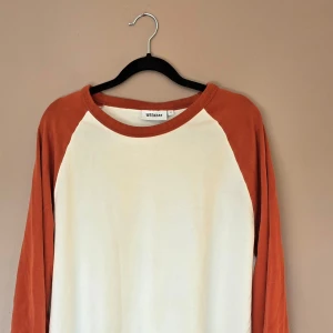 Weekday Baseball Long sleeve - Utmärkt skick✨️ Inga anmärkningar ✨️  98% Bomull  2% Elastan  Storlek: Medium  Bröstvidd 59 cm Ärmlängd 71 cm Längd 72 cm