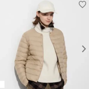 Uniqlo jacka - Perfekt jacka till våren och hösten ifrån uniqlo,beige, storlek Xs och köpt nu i våras knappt använd🤗