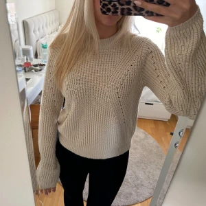 Beige stickad tröja - Säljer en supermysig beige stickad tröja med långa ärmar. Perfekt för höst och vinter! Den har ett snyggt mönster och är riktigt skön att ha på sig. 