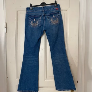 Low waist jeans med fickor  - Super snygga low waist jeans från HM med broderade fickor, helt slutsålda! Mycket bra skick, inga defekter. Skriv för frågor💘
