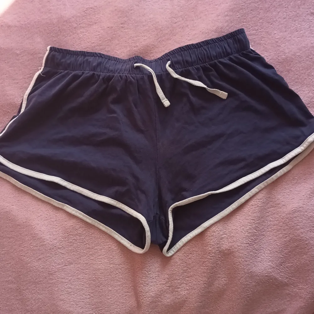 Ert par mörkblå shorts i strl M skulle jag tro (har tyvärr klippt bort lappen). Sköna att ha som mys shorts, över en baddräkt, pyjamsshorts elr vad som. Jag har enbart använt de till stranden. Shorts.