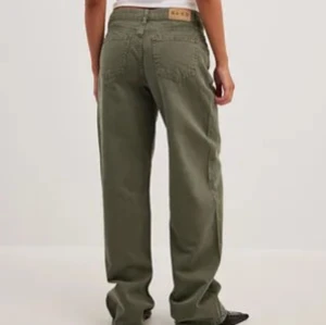 olivgrön jeans NA-KD - Olivgröna jeans,  medelhög midja, lite baggy stil. Helt nya 