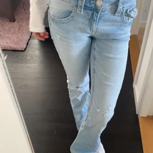Ljus blåa jeans - Blåa jeans från Gina Young, de är fickor på baksidan, andvända fåtal gånger men annars väldigt bra skick❣️