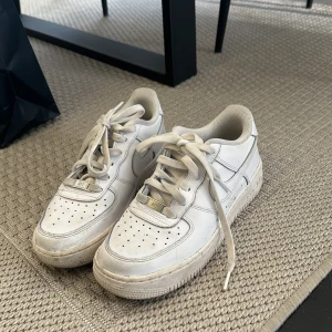 Nike air force  - Använder inte längre inget skada och ingen creese bara lite smutsiga men går o få bort 
