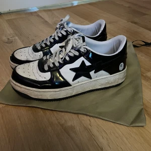Bape skor - Skit snygga bape skor som inte är i bästa skick men som fortfarande har mycket att ge, på bilderna är skorna lite smutsiga men själv klart rengör jag dom innan jag fraktar dom.