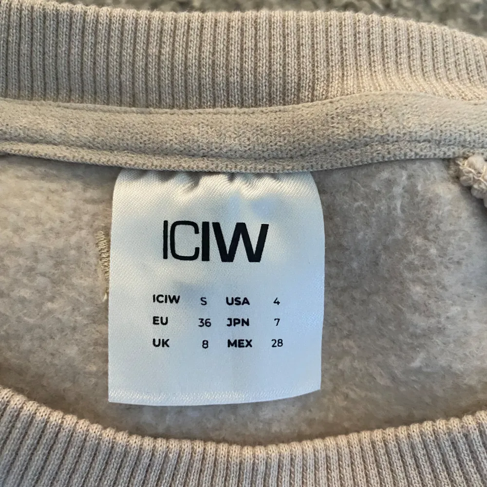 Beige croppad crewneck från icaniwill i storlek S. Använd Max 5 gånger. Nypris 699kr. . Tröjor & Koftor.